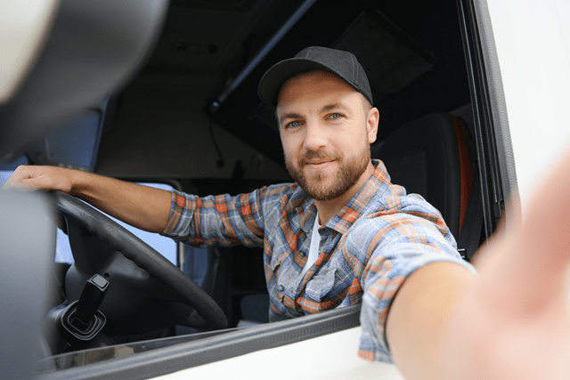 ung mann som tar selfie i bilen