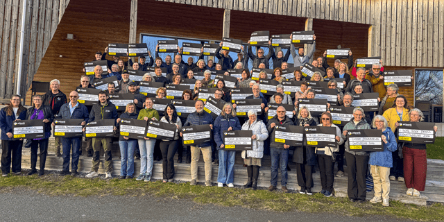 Gavetildelingskveld 2026, 57 lag og foreninger viser frem sine sjekker.